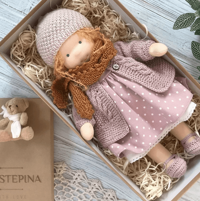 Cara Bambola Waldorf in lana – morbida, resistente e fatta a mano