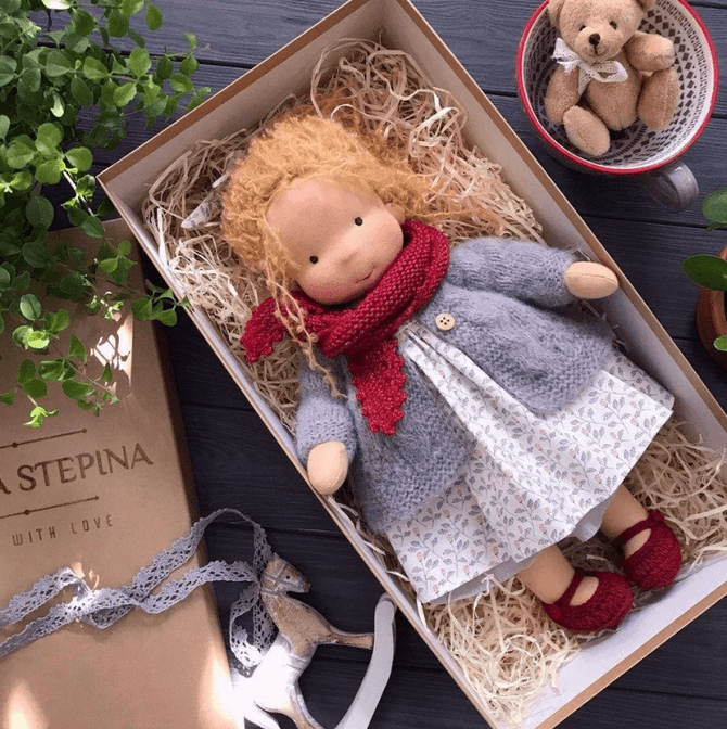 Cara Bambola Waldorf in lana – morbida, resistente e fatta a mano