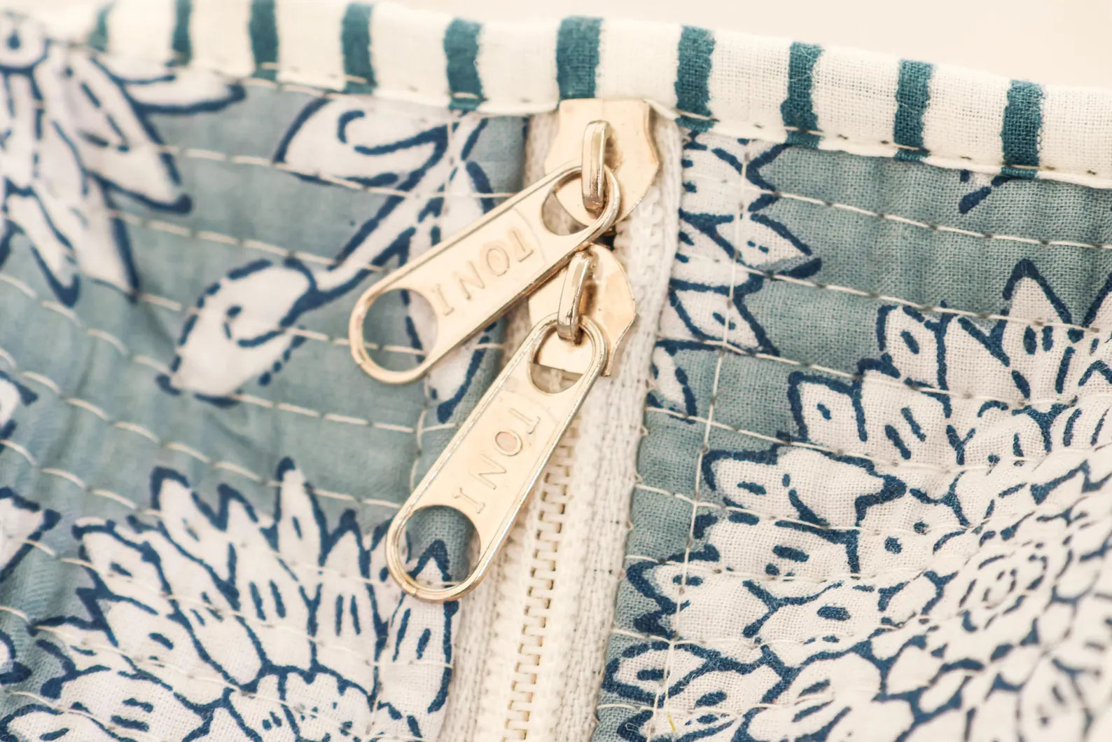 Borsa Tote Trapuntata Blu in Cotone – Borsa a Spalla Artigianale con Motivo Floreale