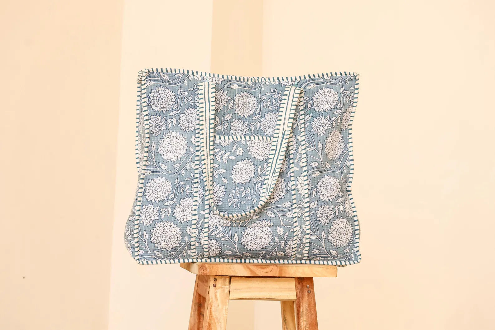 Borsa Tote Trapuntata Blu in Cotone – Borsa a Spalla Artigianale con Motivo Floreale