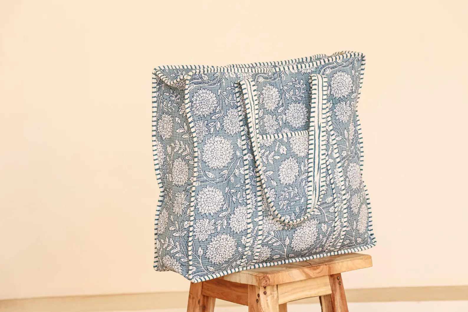 Borsa Tote Trapuntata Blu in Cotone – Borsa a Spalla Artigianale con Motivo Floreale