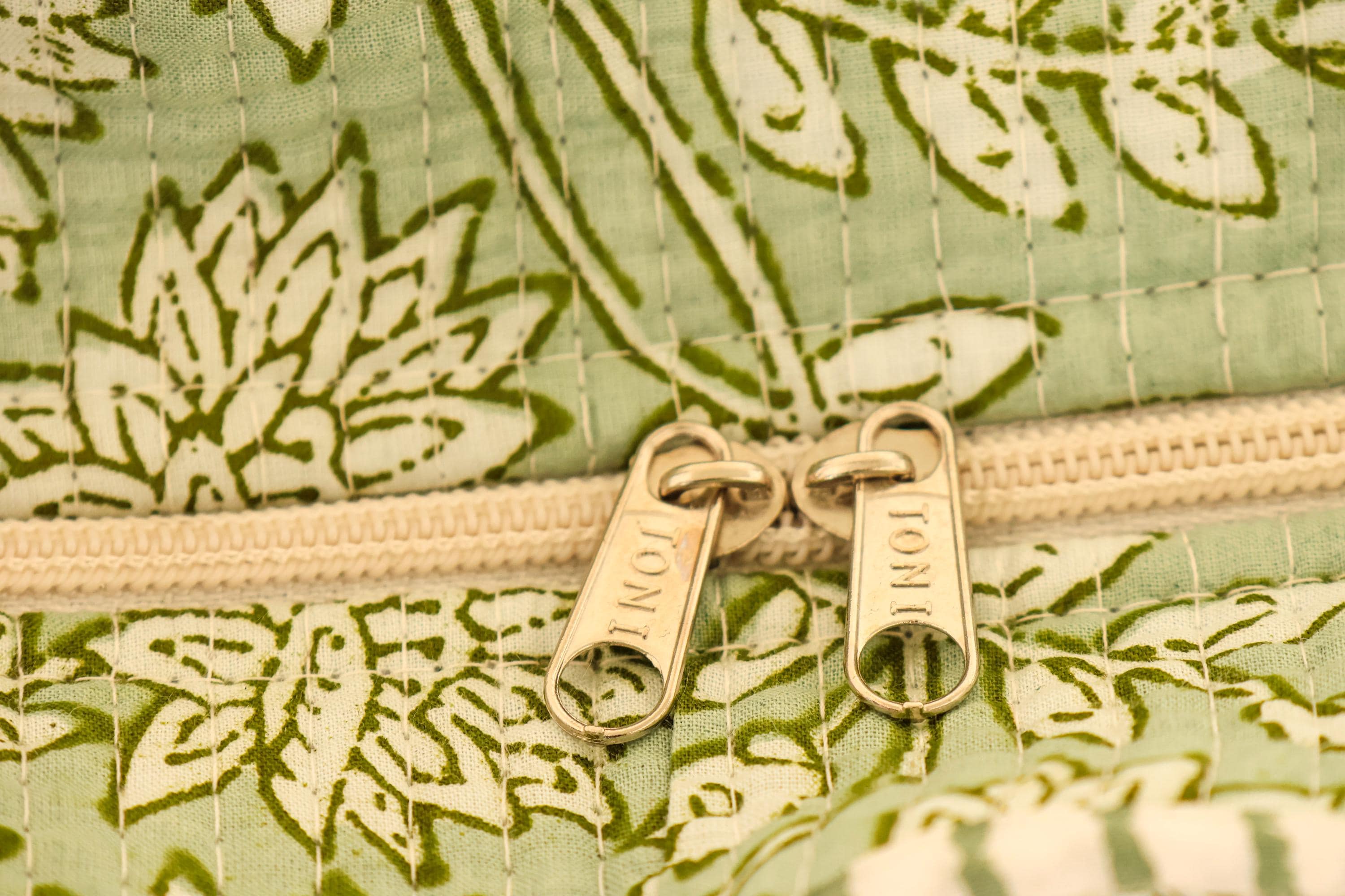 Borsa Tote Trapuntata in Cotone Verde Salvia – Borsa a Spalla Artigianale con Stampa Floreale