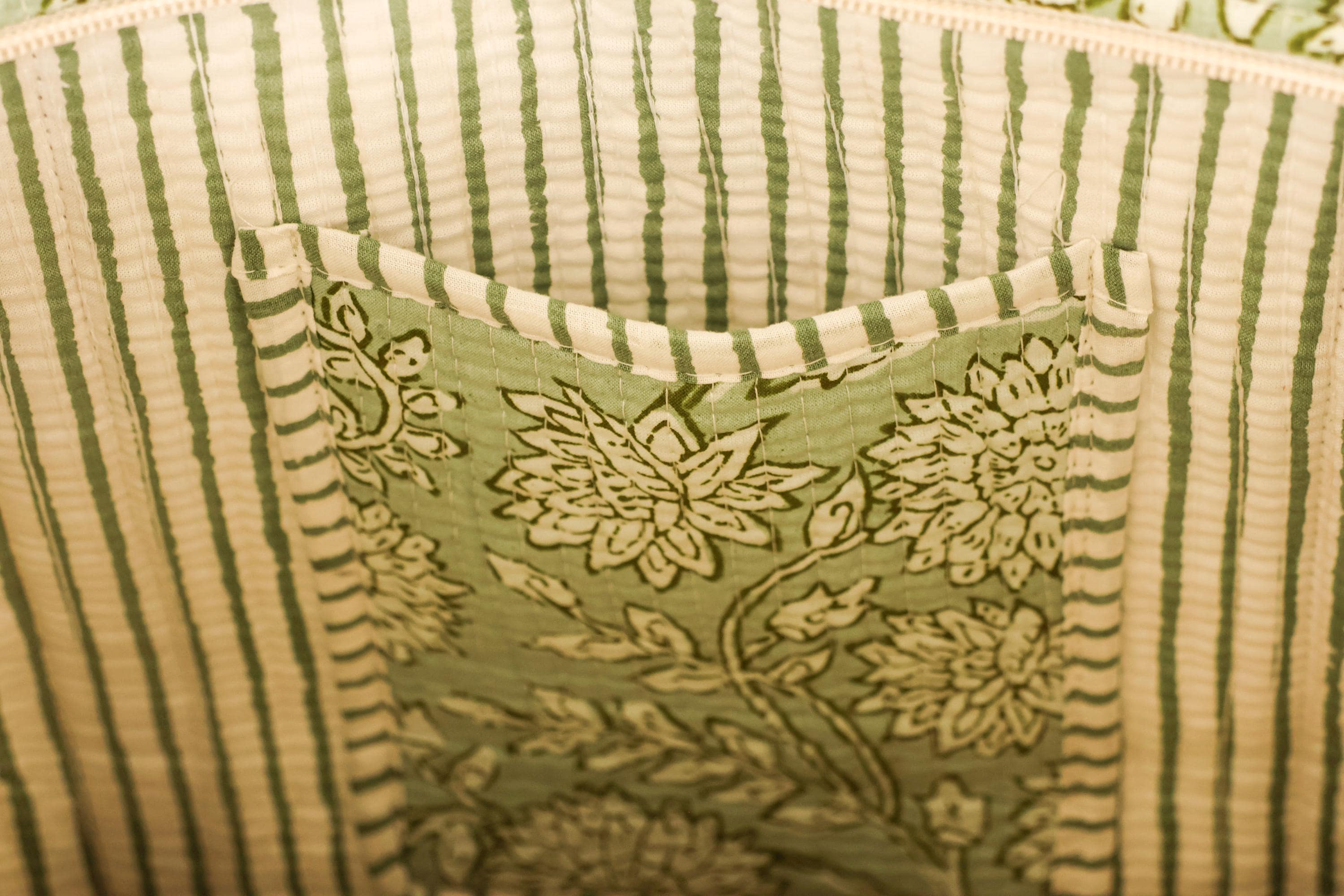 Borsa Tote Trapuntata in Cotone Verde Salvia – Borsa a Spalla Artigianale con Stampa Floreale