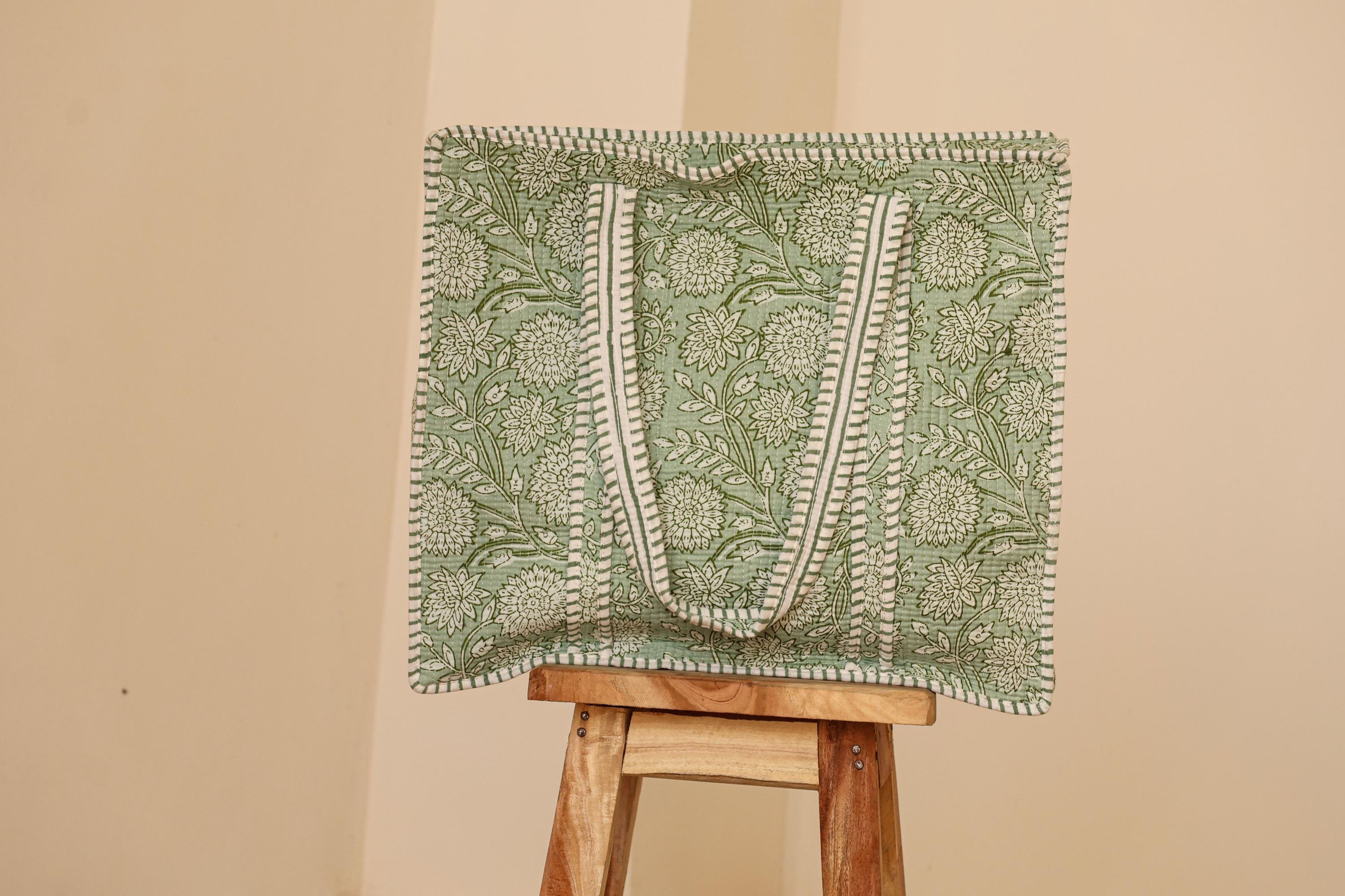 Borsa Tote Trapuntata in Cotone Verde Salvia – Borsa a Spalla Artigianale con Stampa Floreale