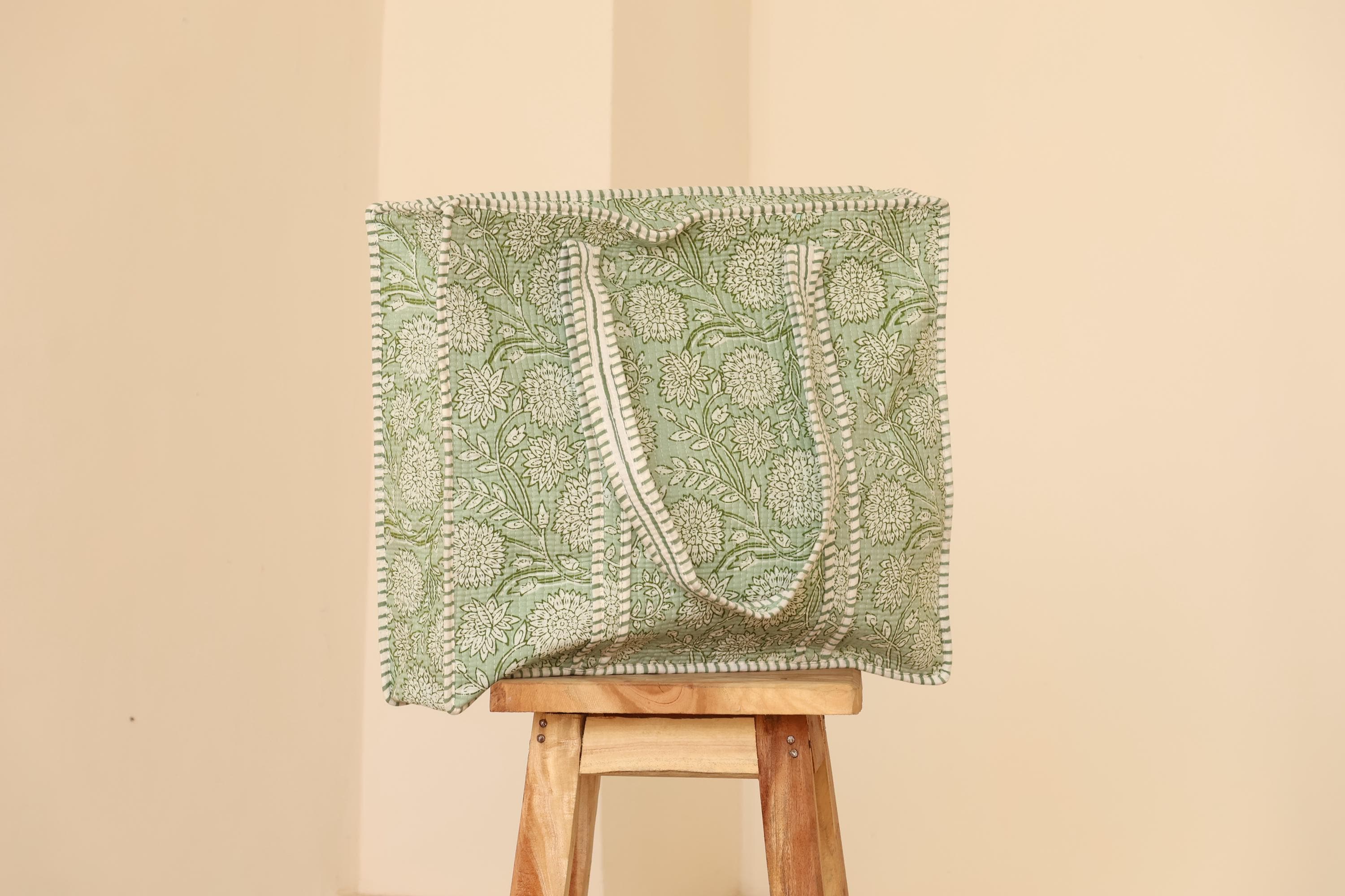 Borsa Tote Trapuntata in Cotone Verde Salvia – Borsa a Spalla Artigianale con Stampa Floreale